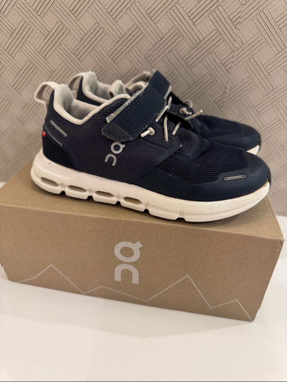 On Running Cloud Play sneakers (Little Kid) Color: MIDNIGHT/WHITE size 12.5 - Picture 6 of 12